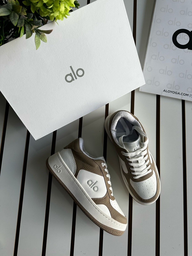 TENIS ALO YOGA BEIGE